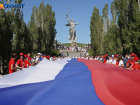 Двоих волгоградцев отправили в колонию за издевательство над российским флагом