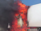 Фура загорелась посреди трассы в Волгоградской области - видео