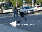 Электросамокатчик протаранил авто на зебре в Волгограде: шок-видео
