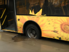 ﻿Жители Волгограда сняли на видео застрявший в дорожной яме пассажирский автобус