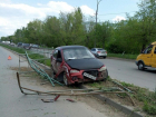 Инструктор автошколы в Волжском снес дорожное ограждение