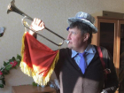 Волгоградский депутат – единоросс продемонстрировал умение дуть в чью–то трубу