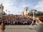1000 человек на Центральной набережной Волгограда хором спели "Самый лучший день"