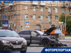 Volkswagen в хлам: ДТП на «проклятом» перекрестке собрало внушительную пробку в центре Волгограда 