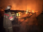 Неизвестный поджигатель за ночь расправился с четырьмя деревянными постройками в Волгоградской области