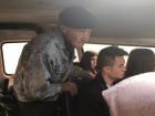 Пожилой мужчина стоял в маршрутке, пока молодежь сидела и «залипала» в телефонах в Волгограде