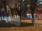 Волгоградцы сломали забор на улице Невской, мешающий им переходить дорогу