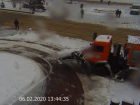 Появилось видео наезда водителем снегоуборочной машины на женщину в центре Волгограда
