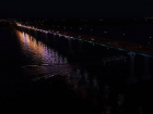 Украшенный разноцветной подсветкой «Танцующий мост» сняли с высоты птичьего полета