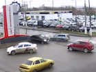 Два авто мощно разнесло в Волгограде после нелепой ошибки — видео
