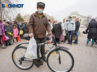 Трогательное вручение велосипеда бывшему служащему из Ахтубинска в Волгограде сняли на видео
