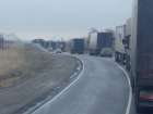 Под Волгоградом 70 дальнобойщиков устроили забастовку, не желая платить за "убитые" дороги