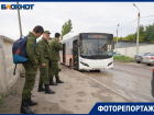 Первые мобилизованные в Волгограде собрались у военкоматов с детьми и беременными женами