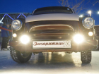 Два авто устроили дрифт в стиле "Слова пацана" на катке в центре Волгограда — видео  