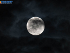 Волгоградцы успели запечатлеть последнюю холодную луну уходящего года