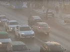 Летевший на красный водитель снес волгоградку на пешеходном переходе: видео