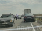 Фура с арбузами снесла половину Volkswagen на трассе Волгоград-Москва: видео