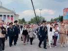 Младенцы в форме и громкие аплодисменты: что происходит в центре Волгограда за час до парада