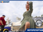 Пикантные красотки в чулках и красных платьях: по Волгограду проехали уникальные ретро-машины 