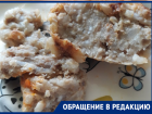 Вялые тефтели с сырым луком возмутили маму ученика школы №18 в Волгограде 