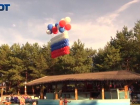 На видео сняли празднование «Дня России» в усадьбе «Сосновый бор» в Волгограде