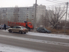 На юге Волгограда «КАМаз» протаранил ВАЗ-2112 и врезался в столб