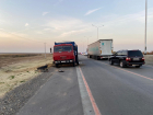 На трассе в Волгоградской области столкнулись легковушка и фура: двое пострадавших