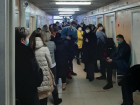 «На два этажа люди стоят на приём»: адские очереди в поликлиниках Волгограда сняли на видео