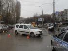 В центре Волгограда «Лада» влетела в ВАЗ-21099 и сбила 18-летнюю девушку-пешехода