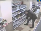 На видео попала кража коньяка в магазине самообслуживания под Волгоградом