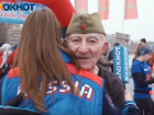 И ветераны, и молодежь: видеорепортаж с праздничного легкоатлетического пробега в Волгограде
