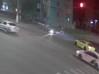 Байкер в Волгограде врезался в Chevrolet: ДТП попало на видео