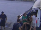 Толпа полураздетых женщин отпинала мальчика и попала на видео в Волгограде