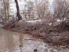 Коммунальщики завалили спиленными ветками детскую площадку на западе Волгограда 