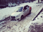 Девушка за рулем каршерингового автомобиля угодила в яму в Волгограде
