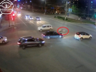 Пролетел на «красный»: опубликовано видео жесткого столкновения велосипедиста с легковушкой в Волгограде