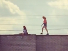На видео попали прогулки скучающих волжанок по крышам
