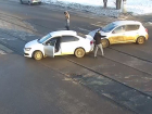 На видео попало ДТП двух иномарок на трамвайных путях в Волгограде