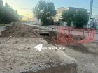 Зияющая дыра с оголенными трубами появилась на месте раскопок на юге Волгограда 