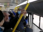Забитые утром автобусы сняли на видео волгоградцы