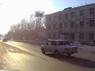 Дорожный беспредел в Волгограде: 8 авто пронеслись на скорости мимо пешеходов на «зебре»