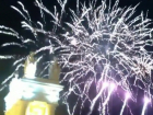 В Волгограде прогремели праздничные салюты: видео