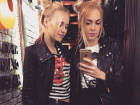  Две блондинки в Волгограде пока ждали заказ, застряли в атмосферном туалете