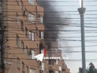 Полыхающую квартиру на СХИ сняли на видео в Волгограде