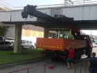 В Волгограде КамАЗ не смог проскочить под пешеходной эстакадой на набережной