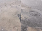 Коммунальный "фонтан" из канализации напротив ТРК «Мармелад» в Волгограде сняли на видео