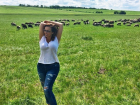 Сексуальная Анфиса Чехова фотографируется с овцами на волгоградских полях