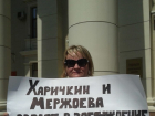    В Волгограде мать семерых детей требует положенного жилья у стен администрации