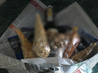 Волгоградка подарила мужу букет из алкоголя и орешков в газете