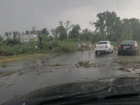 Под Волгоградом ураган завалил деревьями автодорогу
